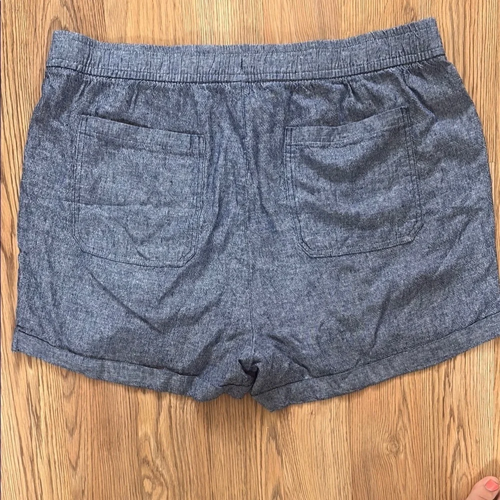 Old Navy Women's Chambray blue shorts - Picture 5 of 5